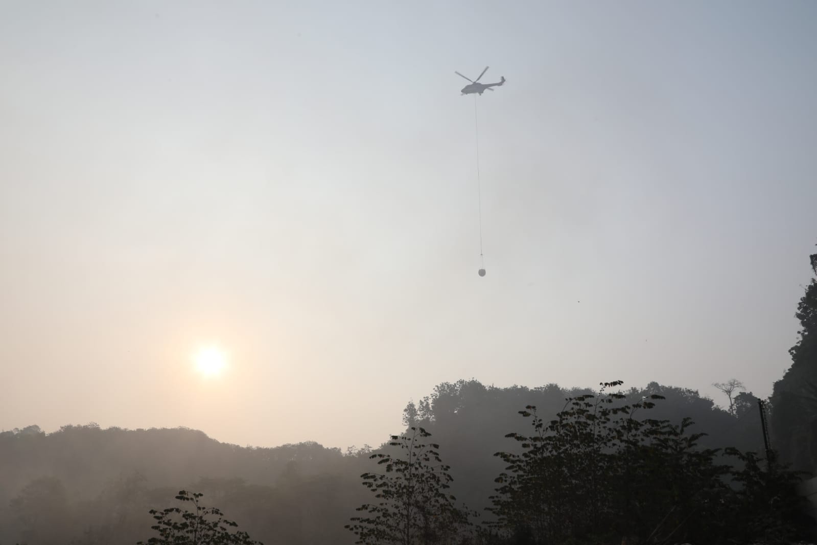 Aksi Helikopter BNPB Padamkan Api di TPST Sarimukti
